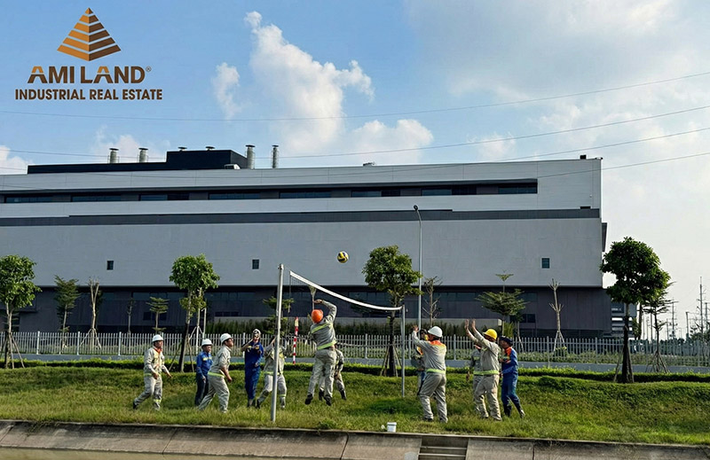 Cho Thuê Nhà Xưởng 3.500m2 Kèm Nhà Điều Hành Tại KCN Gia Bình Khu công nghiệp Gia Bình đang khẳng định vị thế là "thủ phủ" công nghiệp mới với hạ tầng đồng bộ và không gian sản xuất hiện đại. Hiện tại, chúng tôi đang cung cấp quỹ xưởng xây sẵn với diện tích 3.500m2 kết hợp nhà điều hành chuyên nghiệp, là lựa chọn tối ưu cho các doanh nghiệp cần đi vào sản xuất ngay.