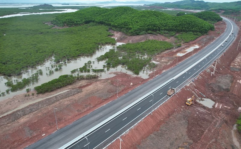 Chuyển Nhượng Dự Án Phức Hợp Công Nghiệp & Logistics 20ha Tại Khu Kinh Tế Cửa Khẩu Móng Cái Thị trường bất động sản công nghiệp biên giới đang nóng lên từng ngày nhờ hạ tầng giao thông đột phá. Chúng tôi trân trọng gửi tới Quý nhà đầu tư cơ hội sở hữu dự án quy mô 20ha với vị trí chiến lược và công năng đa dạng tại Móng Cái, Quảng Ninh.