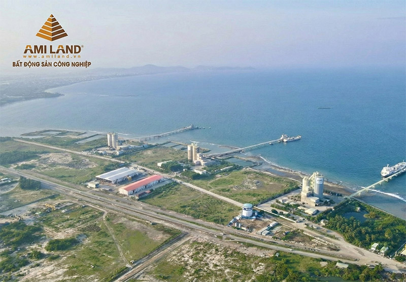 Khánh Hòa chấp thuận đầu tư hơn 8.600 tỷ đồng phát triển hạ tầng công nghiệp tại Bắc Vân Phong (Ngày 31/12) – UBND tỉnh Khánh Hòa vừa trao quyết định chấp thuận chủ trương đầu tư cho hai dự án trọng điểm là Khu công nghiệp (KCN) Ninh Xuân 1 và Ninh Xuân 2. Với tổng vốn đăng ký hơn 8.600 tỷ đồng, sự hiện diện của các "ông lớn" như Becamex và VSIP được kỳ vọng sẽ tạo cú hích lớn cho Khu kinh tế Vân Phong.