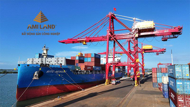 Hoạt động bốc xếp container tại Cảng Chu Lai quốc tế 2026