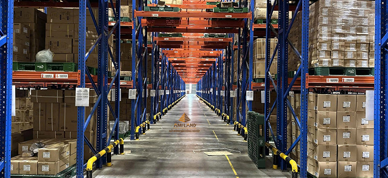 Hiện trạng mặt sàn lòng kho trống và khối pallet nhựa xanh