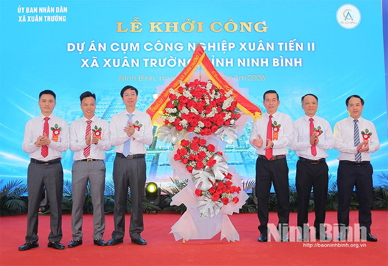 Lãnh đạo tỉnh Ninh Bình tặng hoa chúc mừng Công ty Cổ phần Đầu tư hạ tầng Á Châu amiland.vn