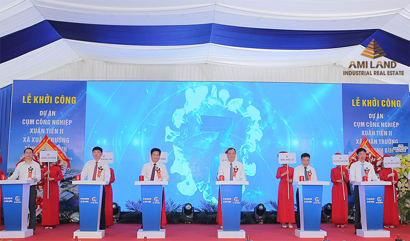 Các đại biểu thực hiện nghi thức bấm nút khởi công Dự án Cụm công nghiệp Xuân Tiến II amiland.vn